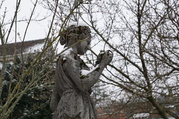 statue im park an der villa patumbah in zürich im winter