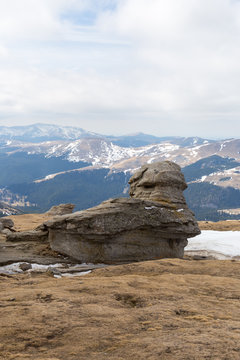 Bergpanorama mit Skulptur in den Karpaten