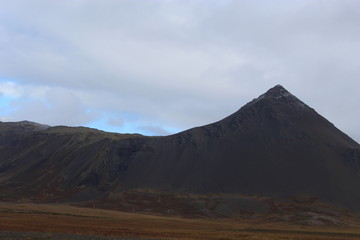 Fototapeta na wymiar black volcanic mountains in Iceland