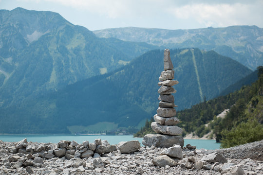 Steinm&auml;nnlein am Ufer des Achensee im Hintergrund die Alpen 
