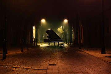 Piano de cola en la calle de la ciudad por la noche.Música romántica. - obrazy, fototapety, plakaty