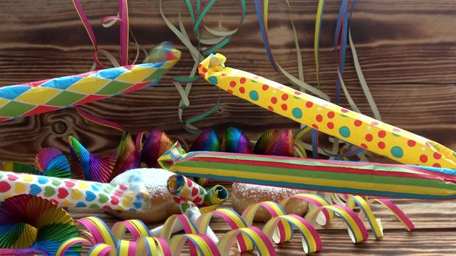 Pfannkuchen (Berliner) mit Puderzucker und Partydekoration