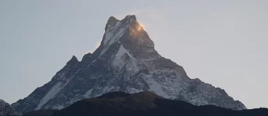 Foto op Plexiglas anti-reflex Mount Everest Geweldig herfstpanorama met bergen bedekt met sneeuw en bos tegen de achtergrond van blauwe lucht en wolken. Mount Everest, Nepal.