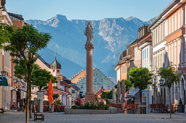 Marian Column on Untermarkt, Murnau against mountain, Germany