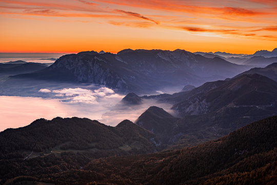 Austria, Schafberg, Hollengebirge, Lake?Attersee?at sunrise