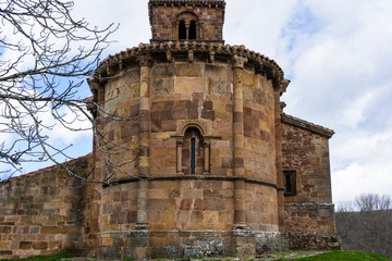Fototapeta na wymiar Vista exterior del abisme románico de la iglesia de Vizcaínos.