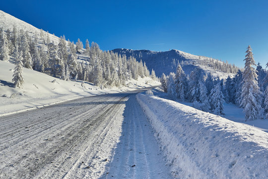 Winter. The mountains. Road, descent from the pass