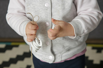 Simple threading activities for young kids that works on fine motor skills as well as hand eye coordination.