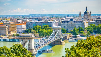  Cityscape van Boedapest aan de rivier de Donau. Kettingbrug, Sint-Stefanusbasiliek. © Serhii Khomiak