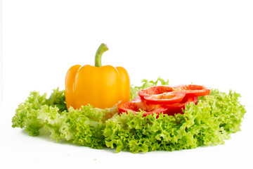 Lechuga con pimientos morrón sobre fondo blanco