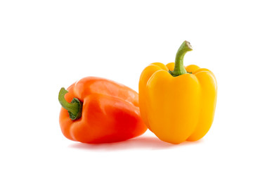 Pimiento morrón de varios colores agrupados con fondo blanco. Concepto de comida saludable.