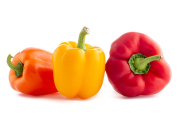 Pimiento morrón de varios colores agrupados con fondo blanco. Concepto de comida saludable.