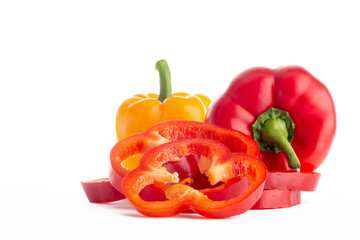 Pimiento morron picado y sobre fondo blanco