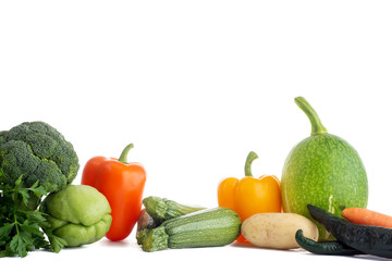 Grupo de verduras de diferentes tipos y colores sobre fondo blanco