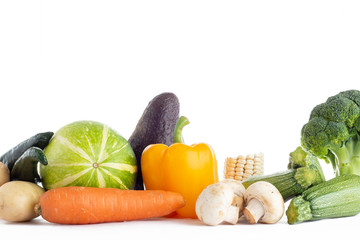 Verduras de diferentes tipos y colores sobre fondo blanco