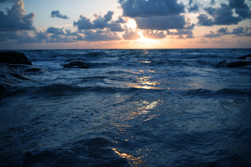 Naklejka premium Sunset on the stormy ocean in Thailand.