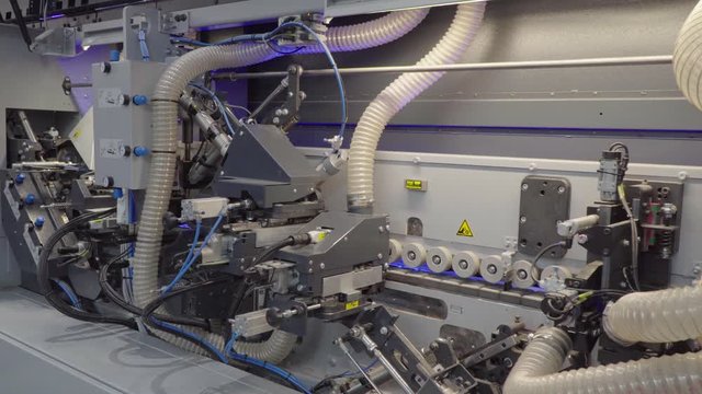 Work of automatic edge banding machine