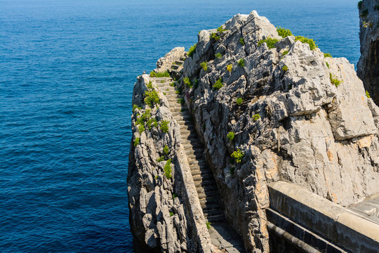 Escalera de piedra labrada en la roca y que daba acceso a una antiguas dependencias. Hoy escaleras a ninguna parte.
