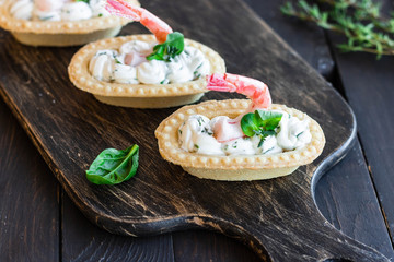 Tartlets with spicy cheese cream and shrimp