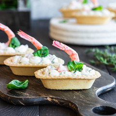 Tartlets with spicy cheese cream and shrimp