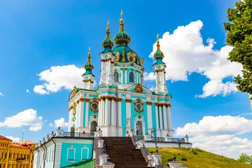 Deurstickers St. Andrew& 39 s Church op Andreevsky Spusk in Kiev. © Serhii