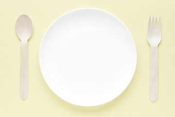 皿とフォークとスプーン