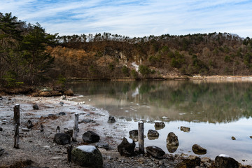 雪の宮城鳴子の強酸性湖潟沼湖底からの噴気