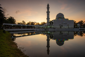 Naklejka premium Morning scenery over the white floating mosque.