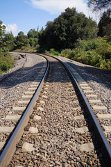 Fototapeta na wymiar Vías del tren vistas desde ángulos inferiores