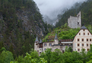Fototapeta na wymiar A look at the beautiful Hotel Schloss Fernsteinsee on a foggy morning