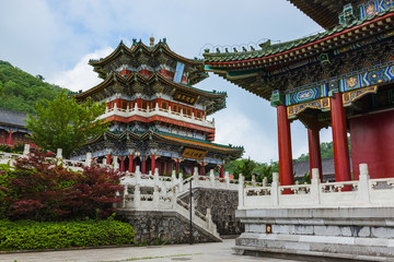 Obraz premium Buddhist temple at Tianmenshan nature park - Zhangjiajie China