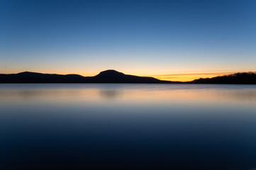 早朝の屈斜路湖。湖面に映る夜明けの空。