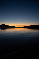Fototapeta na wymiar 早朝の屈斜路湖。湖面に映る夜明けの空。