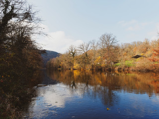 Au fil de l'eau. Le cours de la Sioule à Rouzat en Allier entre Bègues et Saint-Bonnet-de-Rochefort