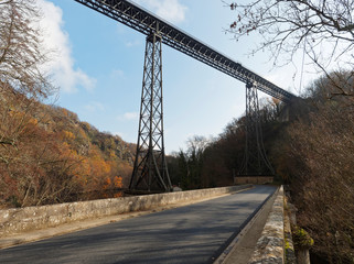 Viaduc de Rouzat en Allier. Pile du centrale du pont en maçonnerie et poutre métallique dans la...