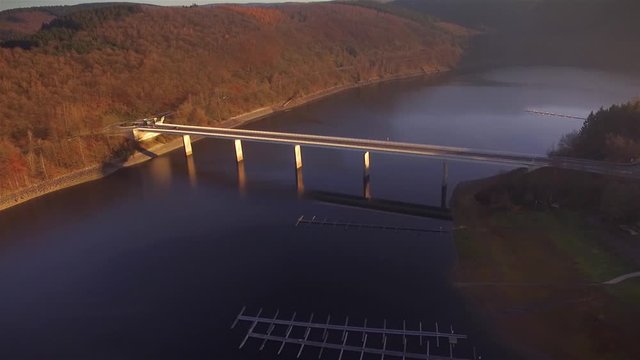 Br&uuml;cke &uuml;ber eine Talsperre im Sauerland