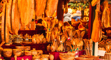 Holzschnitzerei Verkaufsstand auf dem Weihnachtsmarkt in Hamburg