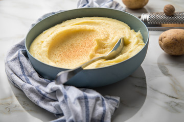Schale Schüssel mit Kartoffelpüree mit Zutaten aus Kartoffeln, Muskatnuss dazu Küchentuch und...
