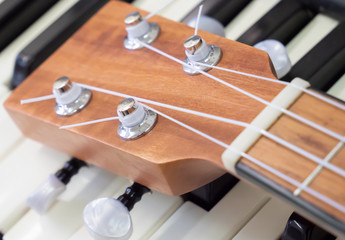 Ukulele auf Klaviertastatur