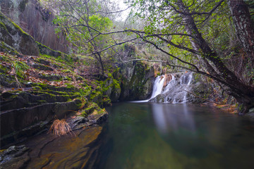 Fototapeta na wymiar Waterfall in Las Hurdes. Water and Autumn