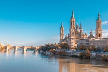 Fototapeta na wymiar Zaragoza 29 de noviembre de 2019, River Ebro as it passes through the city of Zaragoza, Spain