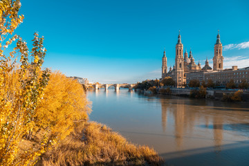 Fototapeta premium Zaragoza 29 de noviembre de 2019, River Ebro as it passes through the city of Zaragoza, Spain