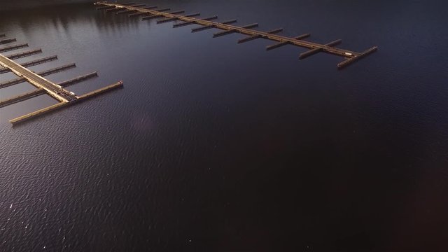 Niedriger &Uuml;berflug &uuml;ber Sportboothafen