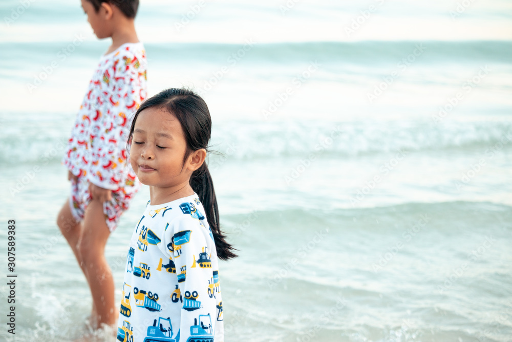 Wall mural Boys and girls are happy to play in the sea. On family holidays