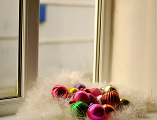 Obraz premium Christmas colorful shiny Cristmas balls with shimmering garland and fluffy decor