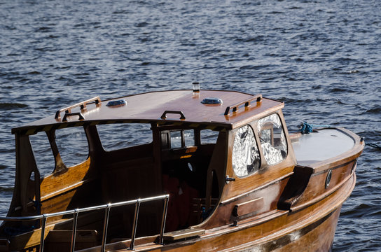 MOTORBAT - Beautiful Classic Wooden Boat On The Lake