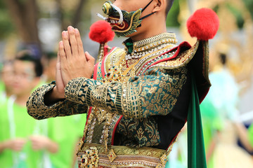 Actor khon pray brfore the show.