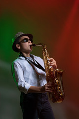 Fototapeta na wymiar Junger Saxophonist im Rampenlicht