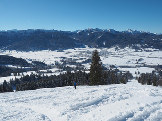 Fototapeta na wymiar Winter in Oberbayern - Schneeschuhtour auf das Hörnle