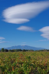 nuage lenticulaire avec le vent et canigou en pyrénées orientales